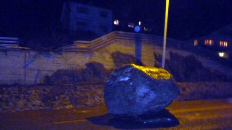 Steinblokk rasa ned i vegen på Leikanger. (Foto: Bjørn Harald Røyseth)