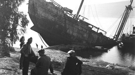 Drøbak 1952: M/S Donau, som ble senket av Max Manus under krigen, heves. (Foto: Svensson, Per/SCANPIX) Drøbak 1952: M/S Donau, som ble senket av Max Manus under krigen, heves. (Foto: Svensson, Per/SCANPIX)