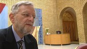 Palestinske terrordømte får lønn - Israelske Arnold Roth' datter Malki ble drept da en palestinsk selvmordsbomber sprengte seg selv i lufta. Nå mener han Norge må kreve at Palestina stopper utbetaling av lønn til palestinske fanger som sitter dømt for terror. 
