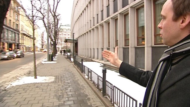 Arild Stokkan Grande peker på Akersgata bak Stortinget (Foto: Håvard G. Hagen/NRK) Arild Stokkan Grande peker på Akersgata bak Stortinget (Foto: Håvard G. Hagen/NRK)