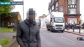 Video viser mulig drapsmann i Woolwich - En forbipasserende filmet det som tilsynelatende er den ene drapsmannens tilståelse etter det brutale gatedrapet i London-bydelen Woolwich.