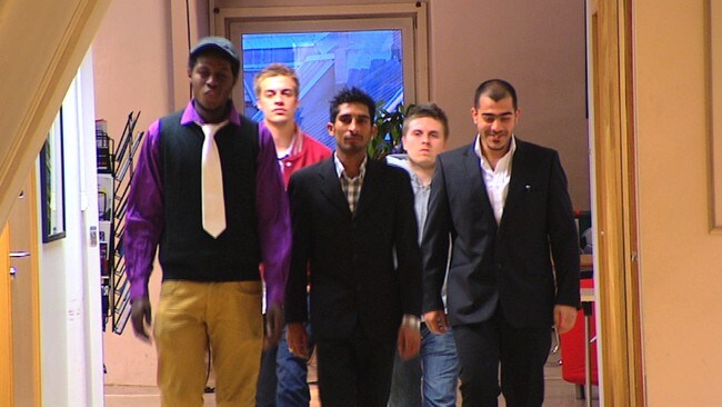 Sarmad Fouad Taiy, Emran Surizehi  og Gideon Nsiah. Bak: Benjamin Graf og Patrick Ford  (Foto: Arne Raanaas/NRK)