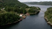 Jåsund - Det grunne og smale sundet som forbinder Lenefjorden og Grønsfjorden er som et nåløye du må gjennom. Den som bodde her hadde full kontroll over skipstrafikken ut og inn fjorden på vestsiden av Neset. Ikke rart at det ligger mange gravrøyser omkring sundet. Det er heller ikke overraskende at Jåsund tidlig ble tollsted.

I 1604 er det registrert utskipning av tømmer til Holland og Skottland. Fra sommeren 1617 til sommeren året etter ble det tollklarert til sammen 22 skip.