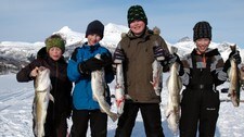 Isfiske på sjøen i Evenes (Foto: Lakså Grendehus)