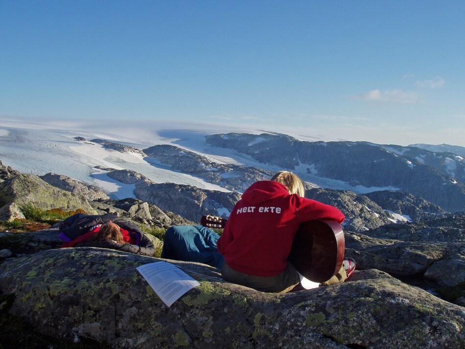 God stemning rundt gitaren med utsikt både mot breen og havet fra Fonnabu.