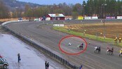 Travkusk i alvorlig ulykke - Travkusken Frode Hamre ble kastet av sulkien rett før travstart. Bilder med tillatelse fra Rikstoto direkte.