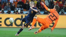 Iniesta skyter forbi Nederlands Rafael van der Vaart (Foto: GABRIEL BOUYS/Afp) Iniesta skyter forbi Nederlands Rafael van der Vaart (Foto: GABRIEL BOUYS/Afp)