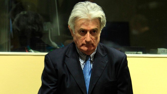 Radovan Karadzic i rettslokalene til FNs krigsforbryterdomstol for tidligere Jugoslavia i Haag (Scanpix/AFP) Radovan Karadzic i rettslokalene til FNs krigsforbryterdomstol for tidligere Jugoslavia i Haag (Scanpix/AFP)
