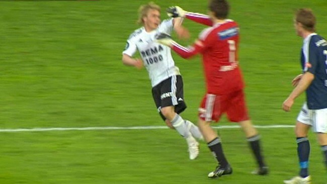 Rune Allmenning Jarstein dytter til Trond Olsen