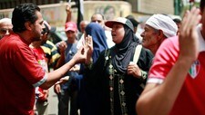 Velgere diskuterer presidentvalget på Tahrir-plassen (Foto: SUHAIB SALEM/Reuters)
