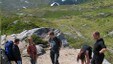 Turgåere ser på gryteemner i Gryteberget ved Selhamar