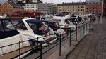 Norske flagg i båtene i pollen i Arendal
