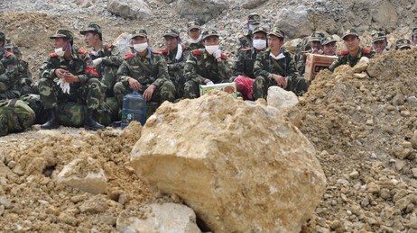 Redningsarbeidere i Sechuan (Foto: TEH ENG KOON/AFP) Redningsarbeidere i Sechuan (Foto: TEH ENG KOON/AFP)