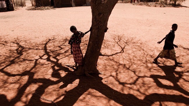 En gutt lener seg til et tre i Barmil/Kenya (Foto: HO/Reuters)