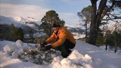Slik får du god trekk i bålet - Naturfotografen Per Jarle Heggdalsvik er mye på tur. Slik får han god trekk til bålet, og uten at bålet synker gjennom snøen.