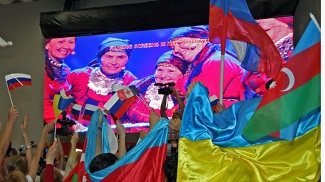 Jubel og flaggvifting for de russiske bestemødrene i pressesenteret under ESC 2012 i Baku (NRK) Jubel og flaggvifting for de russiske bestemødrene i pressesenteret under ESC 2012 i Baku (NRK)