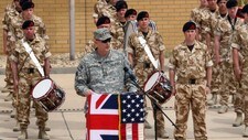 Den amerikanske generalen Ray Odierno markerer den britiske tilbaketrekkingen fra Basra. (Foto: ESSAM AL-SUDANI/AFP)