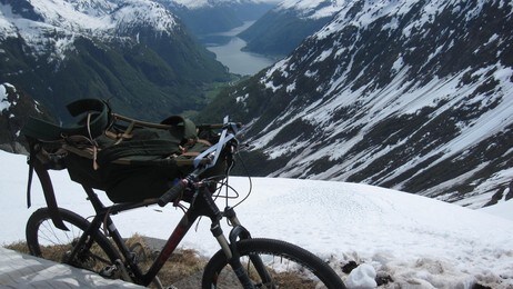 Sykla over Jostedalsbreen (Foto: Leif Sverre Høyvik)