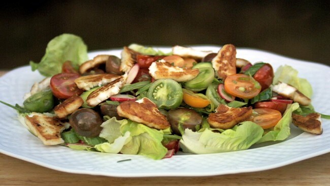 Tomatsalat med stekt halloumi