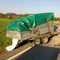 Om ikke hengeren satt godt fast i bilen, satt i alle fall presenninga godt fast på hengeren. Dermed slapp mannen å plukke opp vaskemaskin, TV og sofa fra jordet. 