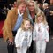 2005: Dan Børge, kona Mette og tvillingdøtrene på premieren på 'Annie 2' 2005: Dan Børge, kona Mette og tvillingdøtrene på premieren på 'Annie 2'