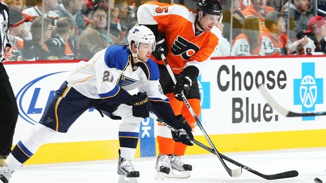 Ole-Kristian Tollefsen (t.h.) i kamp med St. Louis' Patrik Berglund.  (Foto: Al Bello/Getty Images/Scanpix/AFP)