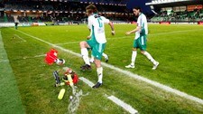  HamKam-spilleren Arnar Førsund sparker til drikkeflaskene (Foto: Poppe, Cornelius/Scanpix)