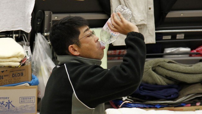 Evakuert mann drikker flaskevann ved et tilfluktssted i Koriyama i Fukushima-distriktet (Foto: KEN SHIMIZU/Afp) Evakuert mann drikker flaskevann ved et tilfluktssted i Koriyama i Fukushima-distriktet (Foto: KEN SHIMIZU/Afp)