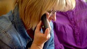 Usynlige hjelpere - Tre godt voksne damer skal få sin første innføring i de hjelpemidlene og rutinene som kan gjøre det lettere i hverdagen etter at de har mistet store deler av synet.