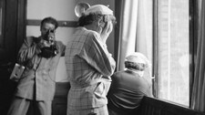 En pause i rettssaken mot motstandsmannen 'Osvald', 1954. Kona til den tiltalte fotograferes. (Foto: NTB/Scanpix/Scanpix) En pause i rettssaken mot motstandsmannen 'Osvald', 1954. Kona til den tiltalte fotograferes. (Foto: NTB/Scanpix/Scanpix)