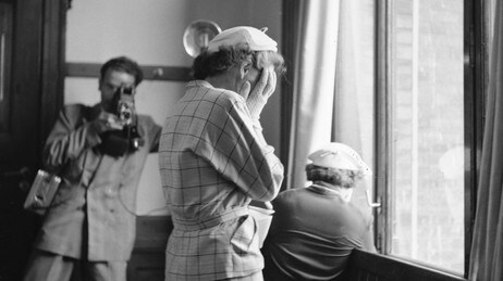 En pause i rettssaken mot motstandsmannen 'Osvald', 1954. Kona til den tiltalte fotograferes. ( NTB/Scanpix) En pause i rettssaken mot motstandsmannen 'Osvald', 1954. Kona til den tiltalte fotograferes. ( NTB/Scanpix)