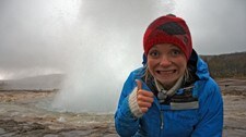 Solveig foran geysiren Strokkur (Foto: Kari Hansen/NRK)