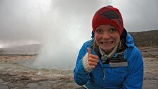 Solveig foran geysiren Strokkur (Foto: Kari Hansen/NRK) Solveig foran geysiren Strokkur (Foto: Kari Hansen/NRK)