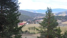 Utsikt fra stien sørover mot Green og gårdene på Simostranda. I det fjerne ser vi også Glomsrudkollen 595 m.o.h. i Modum