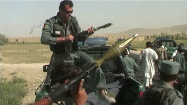 Afghansk politi kjører bort en sørkoreansk hjelpearbeider som ble funnet drept i Ghazni-provinsen. (Foto: STRDEL/AFP)
