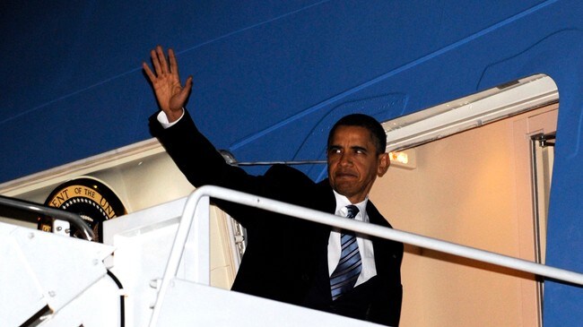 Barack Obama like før avgang til Oslo seint i går kveld norsk tid. (Foto: Susan Walsh/Scanpix/AP) Barack Obama like før avgang til Oslo seint i går kveld norsk tid. (Foto: Susan Walsh/Scanpix/AP)