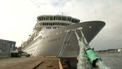 Haugesunds første cruiseskip har lagt til kai - I dag kom det første cruise- skipet  til  Garpaskjær-kaien i Haugesund etter at Nord-fylket  virkelig har bestemt seg for å satsa på sjøfarende turister - og førsteinntrykket deres var slett ikke verst.