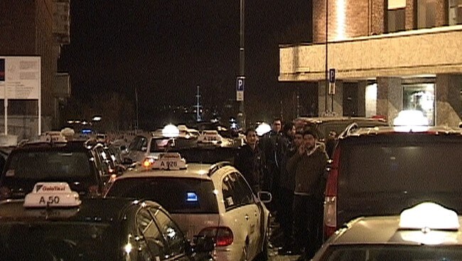 Taxi-sjåførene markerte seg i Oslo natt til lørdag. (Foto: Erik Engen/NRK) Taxi-sjåførene markerte seg i Oslo natt til lørdag. (Foto: Erik Engen/NRK)