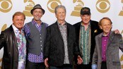 Beach Boys spilte på helgens Grammy-utdeling. Nå kommer de til Norge. (Foto: LUCY NICHOLSON/Reuters)