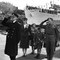 En jublende folkemasse møter kongefamilien på Honnørbryggen 7. juni 1945.