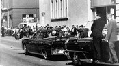 Bilen med presidentparet (foran) og en bil med Secret Service-menn bak.