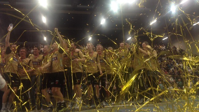 Elverum er seriemestere for første gang (Foto: Trond Ivan Hagen/NRK) Elverum er seriemestere for første gang (Foto: Trond Ivan Hagen/NRK)