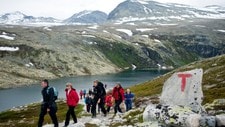 Fotturister på tur (Foto: Sindre Thoresen Lønnes/DNT) Fotturister på tur (Foto: Sindre Thoresen Lønnes/DNT)