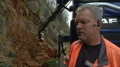 - Trodde han var død - Det var under denne steinhaugen mannen ble liggende etter å ha rensket fjellsida. Vidar Knutsen var andremann på ulykkesstedet etter en bussjåfør.
