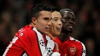 Arsenal's Samir Nasri (i midten) jubler sammen med Robin Van Persie (t.v.) og Emmanuel Eboue  (Foto:  Eddie Keogh/Scanpix/Reuters)