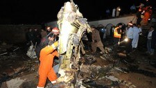Vrakrestar etter flyulukke i Islamabad (Foto: AAMIR QURESHI/Afp) Vrakrestar etter flyulukke i Islamabad (Foto: AAMIR QURESHI/Afp)