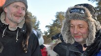 Sven Enghold om Ralph Johannessen i munter passiar under Finnmarksløpet (Fot: Rune N. Andreassen) Sven Enghold om Ralph Johannessen i munter passiar under Finnmarksløpet (Fot: Rune N. Andreassen)