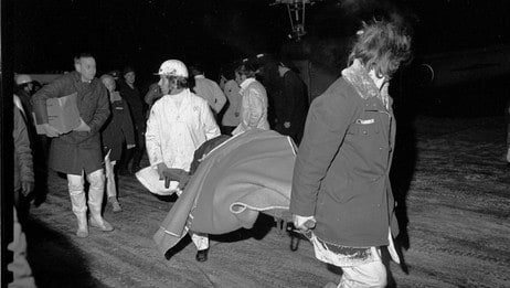 Mannskaper bærer bårer med skadede og omkomne etter flystyrten. (Scanpix) Mannskaper bærer bårer med skadede og omkomne etter flystyrten. (Scanpix)