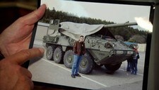 Larry Syvertsen viser frem et bilde av sønnen (Foto: Dansk TV 2) Larry Syvertsen viser frem et bilde av sønnen (Foto: Dansk TV 2)