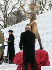 Avduking av Märtha-statue (Foto: Sigurdsøn, Bjørn/SCANPIX)